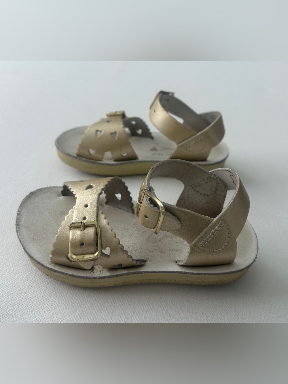 Sun San girl’s Metallic Gold Heart Strap Sandals Adjustable Buckles. Size 6